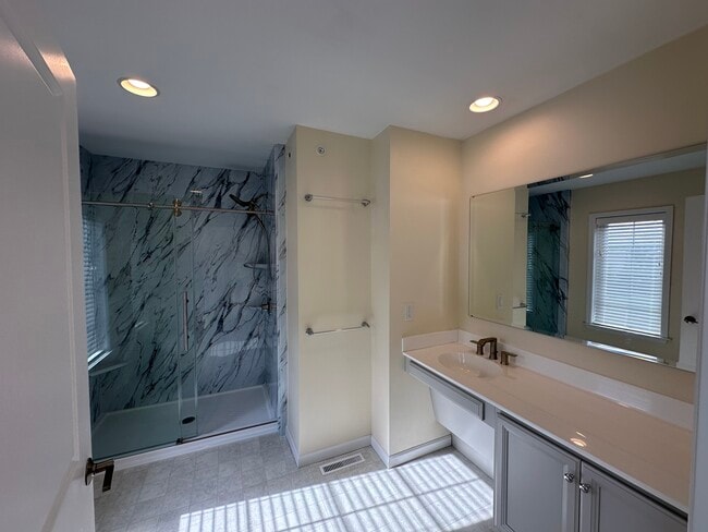 Building Photo - 410 Mayer Pl