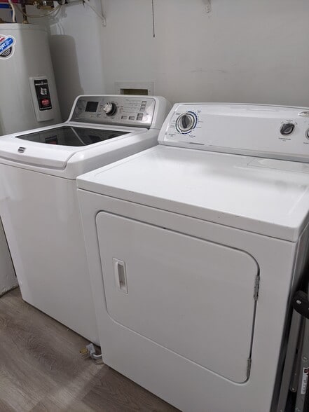 Washer and dryer - 1649 Summerhill Dr