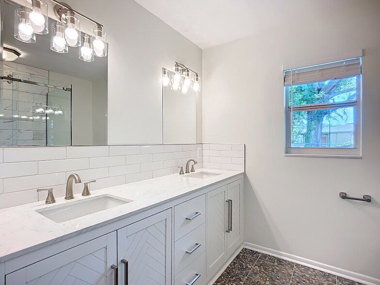 Building Photo - 2809 Taunton Dr W