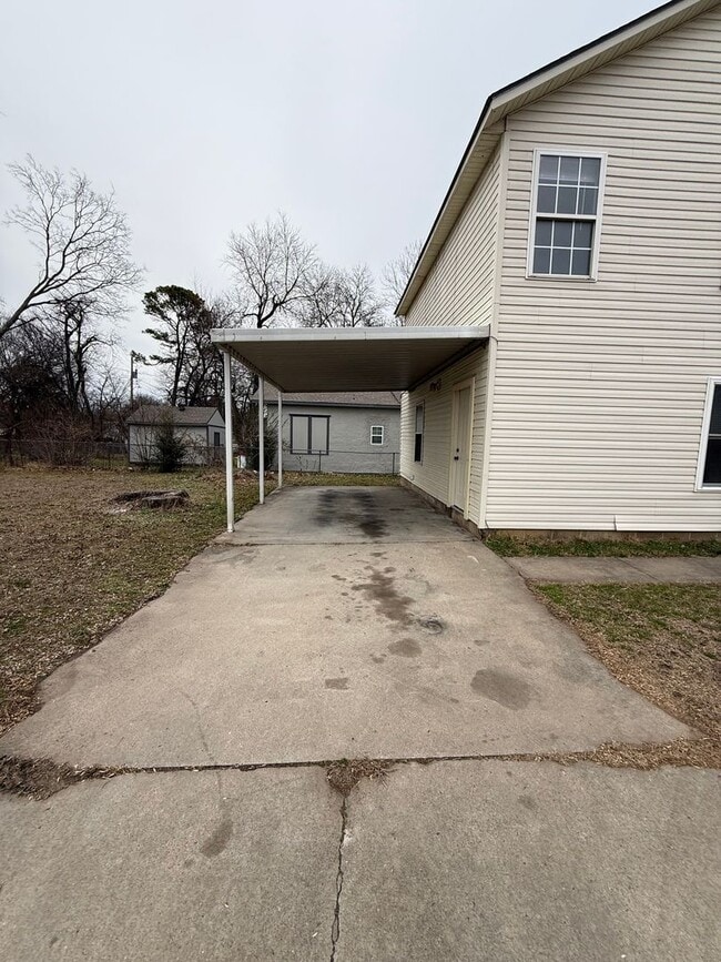 Building Photo - 3 Bed 2 Bath With His & Her Closets upstairs.  Yard Care Included.