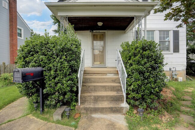 Building Photo - Charming & Upgraded 3BR Home in Arbutus wi...