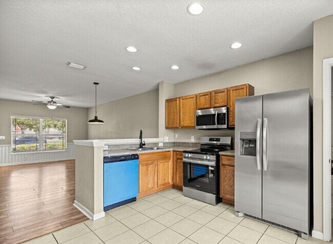 Building Photo - **  MAINTENANCE FREE TOWNHOME **2 BD 2.5 BATH