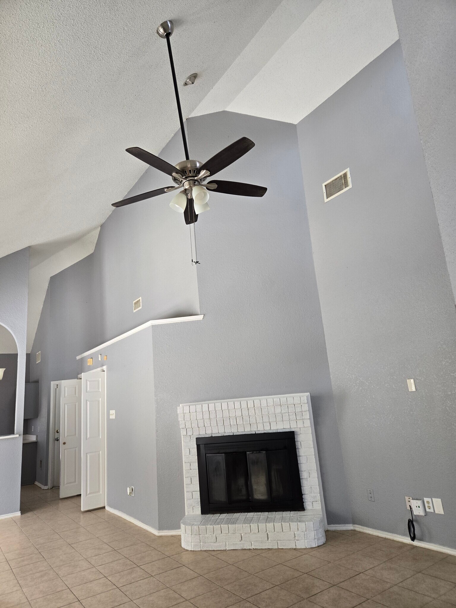 Building Photo - 2307 Weatherby Dr