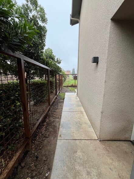 Building Photo - 2029 W Corvina Ave