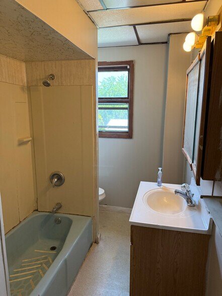 Building Photo - 1363 Capouse Ave