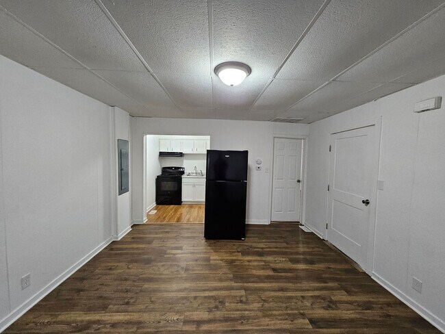 Building Photo - 109 E Eichel Ave