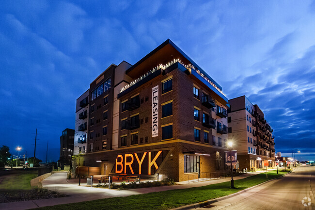 Building Photo - Bryk on Broadway