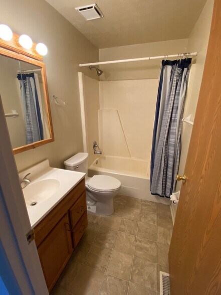 Building Photo - 816 trustway ct