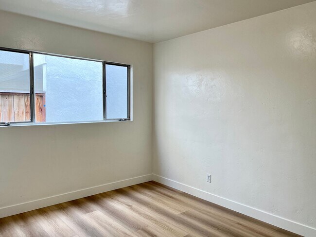 Building Photo - 2BD 1BA Apt Next to USD - Spacious Downstairs Unit, Pet Friendly, 1 Parking Space, No Carpet