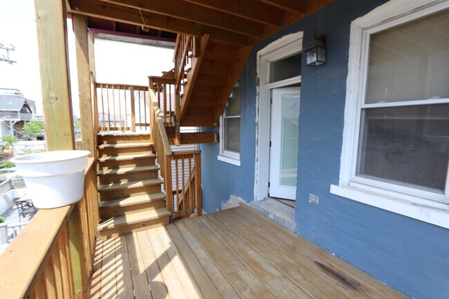 Building Photo - 1625 W Beach Ave