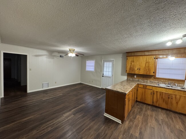 Kitchen and dining room - 915 Taylor St