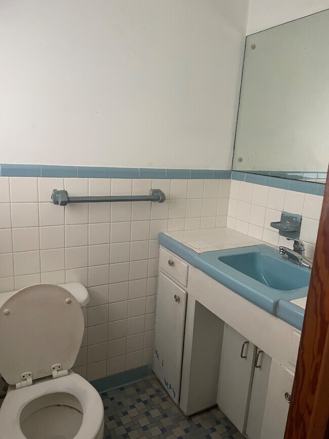 Building Photo - 1405 Woodland Dr