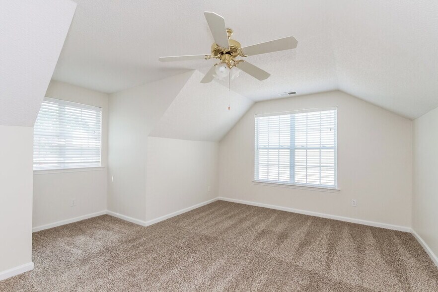 Building Photo - 15476 Stone Hollow Dr