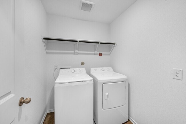 Building Photo - 3038 Lake Crest Dr