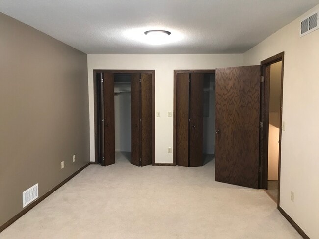 Building Photo - 408 Holly Ln