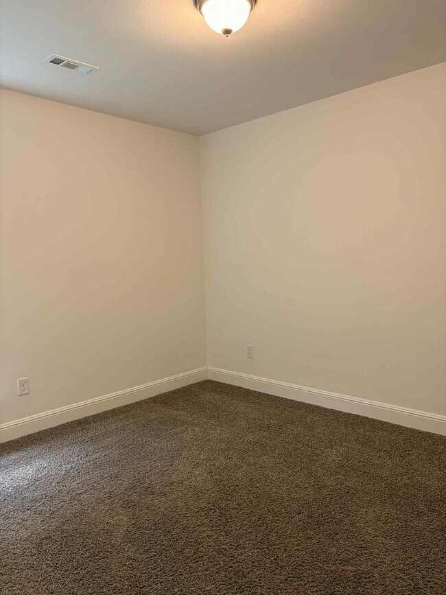 Building Photo - WEBB CITY  Beautiful 3 Bedroom 2 Bathroom ...