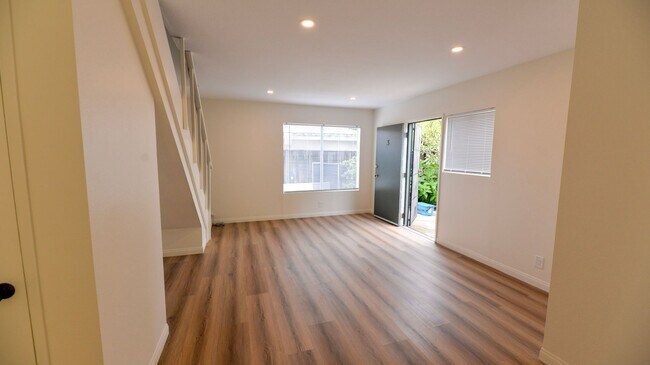 Building Photo - 218 Avenida Rosa