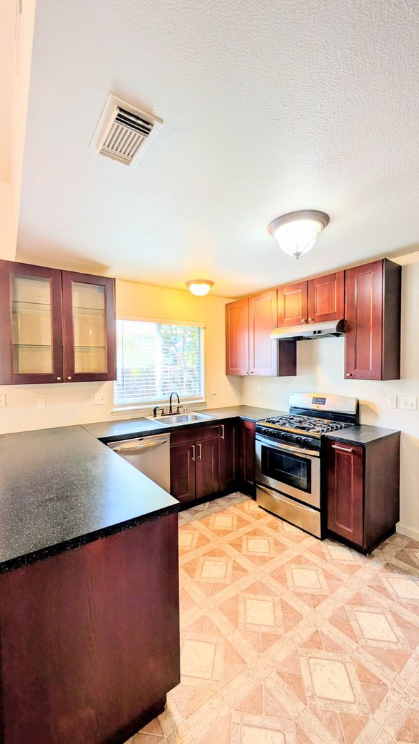 Building Photo - Beautiful 3BD/2BTH Single Family Home on C...