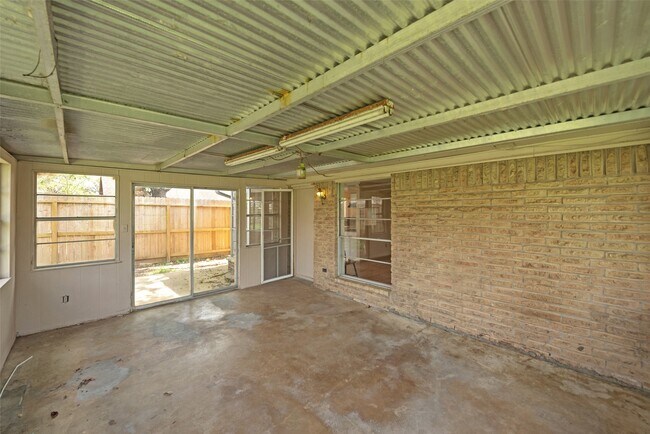 Building Photo - 807 Seacliff Dr