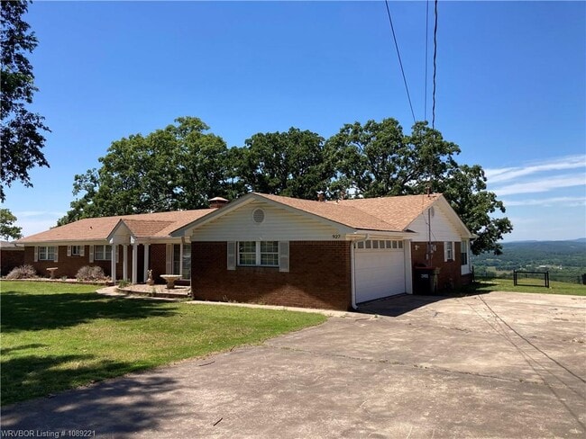 Building Photo - 927 Skyline Dr