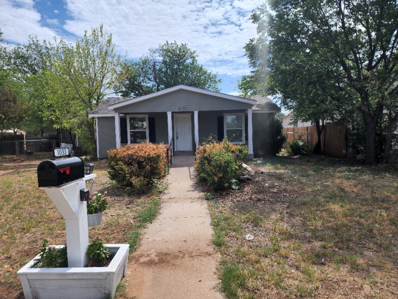 Primary Photo - 1033 Pecan St