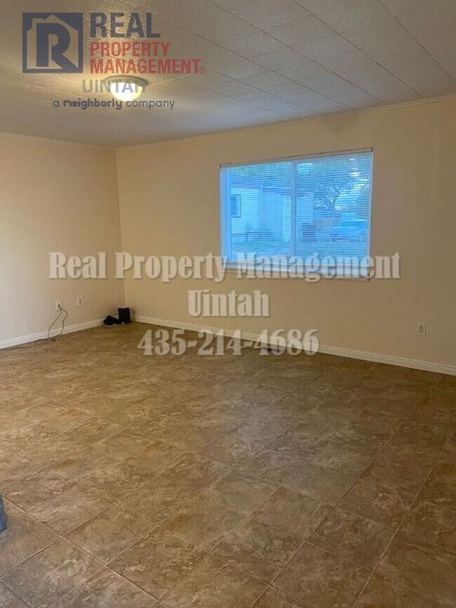 Building Photo - Cute 3 Bedroom 1 Bathroom Apartment $400 O...