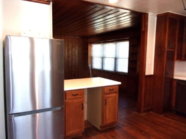 Building Photo - Charming 2 Bedroom 1 Bath Home in the Highly Desirable College Avenue Neighborhood