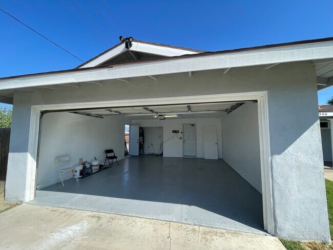 Garage - 25506 Lomas Verdes St