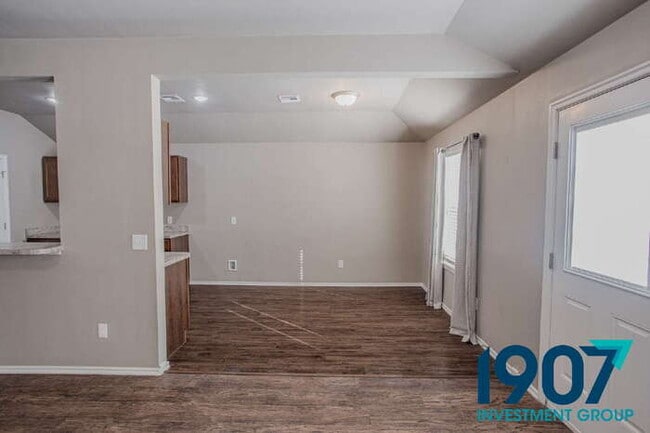 Building Photo - Contemporary 3-Bedroom Home in Yukon – Modern Finishes & Open Layout! - NO PETS - MOVE IN NOW, PA...