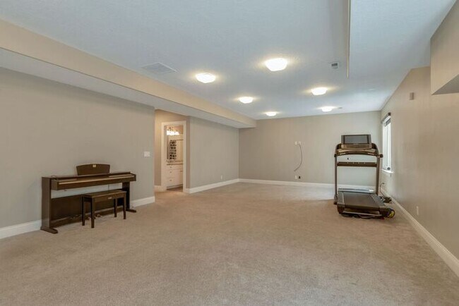 Building Photo - Upmarket Townhouse in Sought After Holladay City