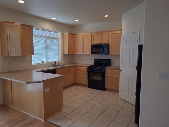 Building Photo - 1/2 OFF OCTOBER RENT - 4 Bedroom