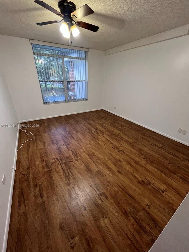 Building Photo - 3660 Inverrary Dr