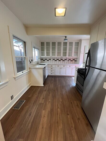 Kitchen - 1318 N McCadden Pl