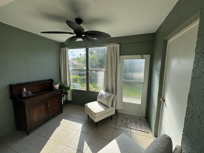 Building Photo - "Charming 2-Bed Home"
