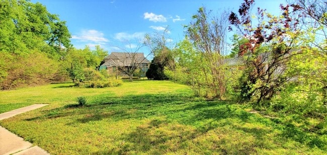 Building Photo - 3 Bed 1.5 Bath 2 car garage in Nichol's Hills Addition NW OKC