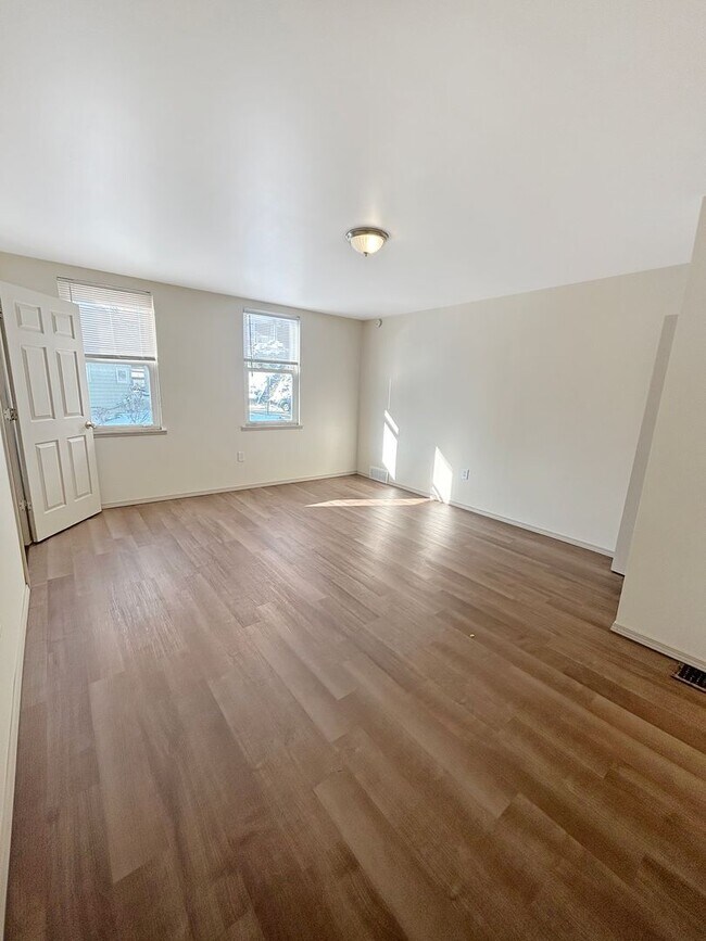 Building Photo - 36 Hickory St