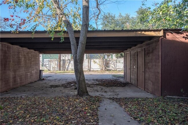 Building Photo - Bryan - 3 Bedroom / 1.5 bathroom / Carport / Back Yard, 2 Story unit.
