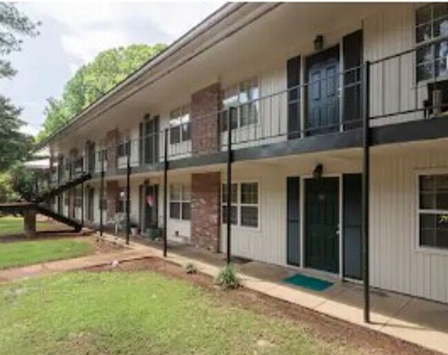 Building Photo - 2 Bed 1 Bath Near Campus! Water/Sewer/Trash Included!!