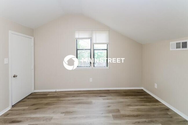 Building Photo - 4 Bedroom Pet-Friendly Home in Norman, OK with Main Street Renewal