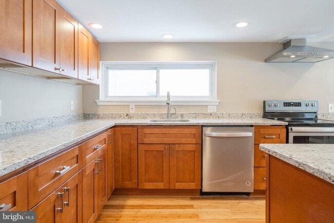 Building Photo - 329 Hillcrest Ave