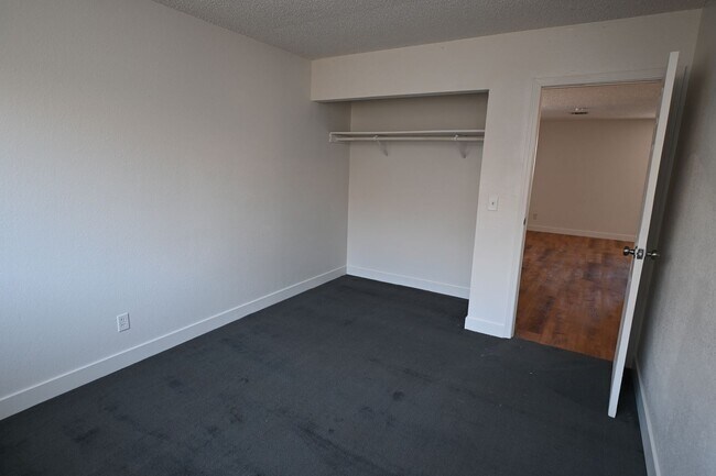 Building Photo - 2 Bedroom Apartment -Las Vegas -NO PETS -1...
