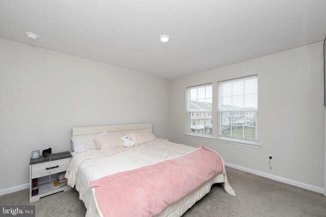 Building Photo - 272 Macoun Way