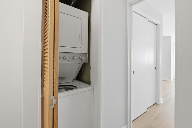 Building Photo - 750 W Dempster St