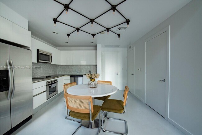 Building Photo - 1060 Brickell Ave
