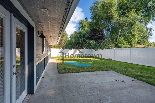 Building Photo - 3 Bedroom Home with Attached 3-Bay Garage ...