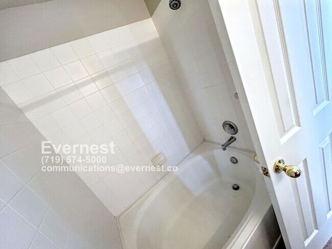 Building Photo - Gorgeous 3-Bedroom Home with Cozy Fireplac...