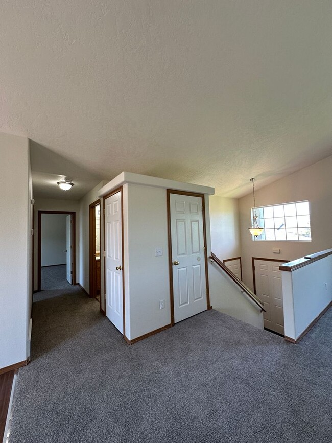 Building Photo - 419 N Arbutus Ave