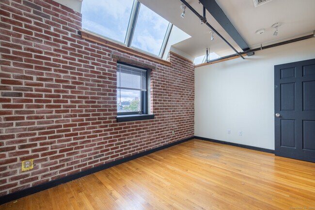 Building Photo - 325 Myrtle Ave
