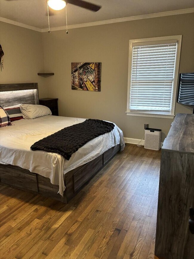 Building Photo - Fully Furnished and Move-in Ready: Charming 2BR/1BA Home