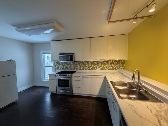 Building Photo - 166 E 3rd St